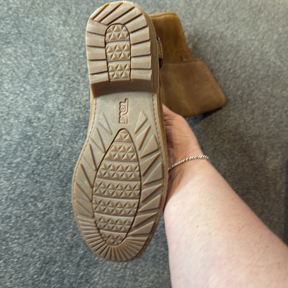 NWOT Teva boots size 6